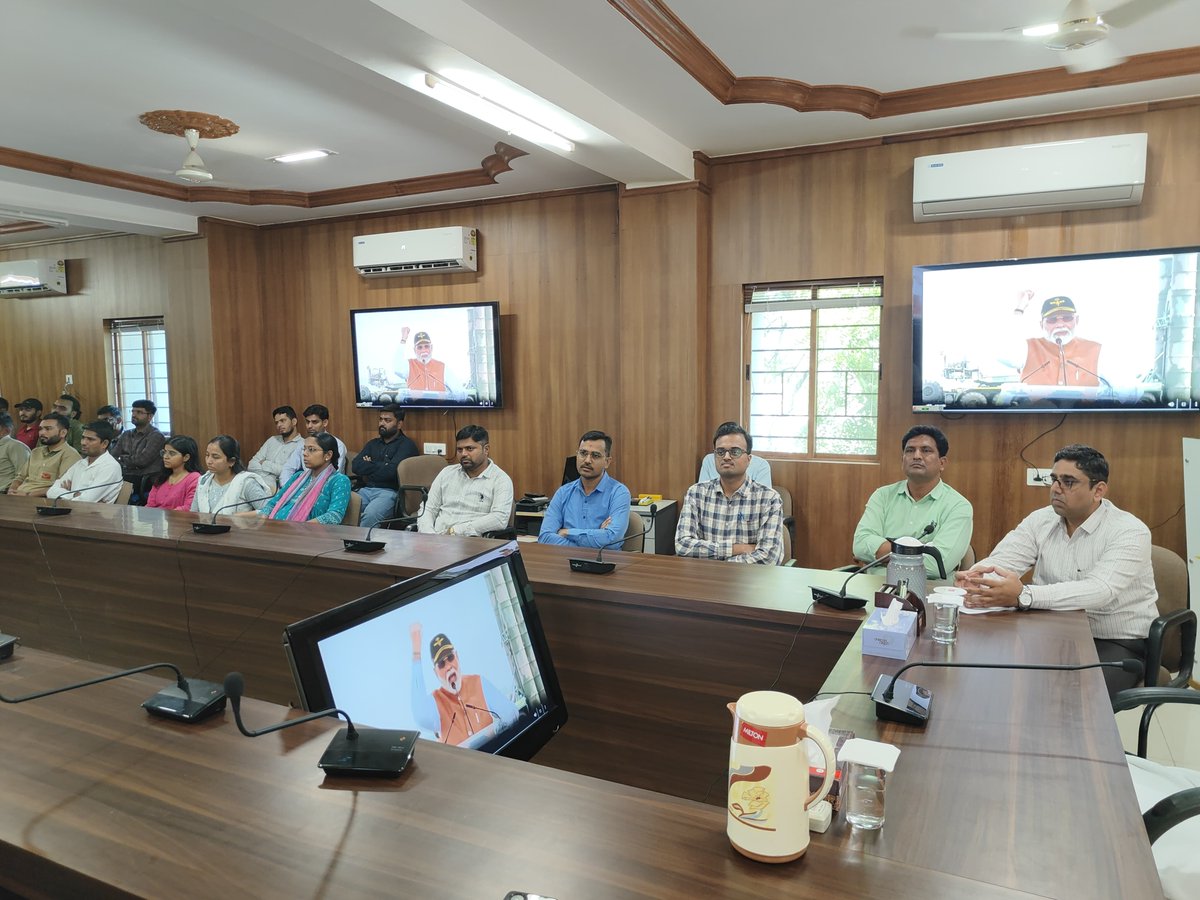 pmg_rajkot's tweet image. 150 Years of Vande Mataram
Today at RO Rajkot, we commemorated 150 years of Vande Mataram—a symbol of India&apos;s unity and freedom struggle. A legacy we continue to honor and pass on to future generations.#VandeMataram #150Years #NationalUnity #rajkotpostalregion #Gujarat #IndiaPost