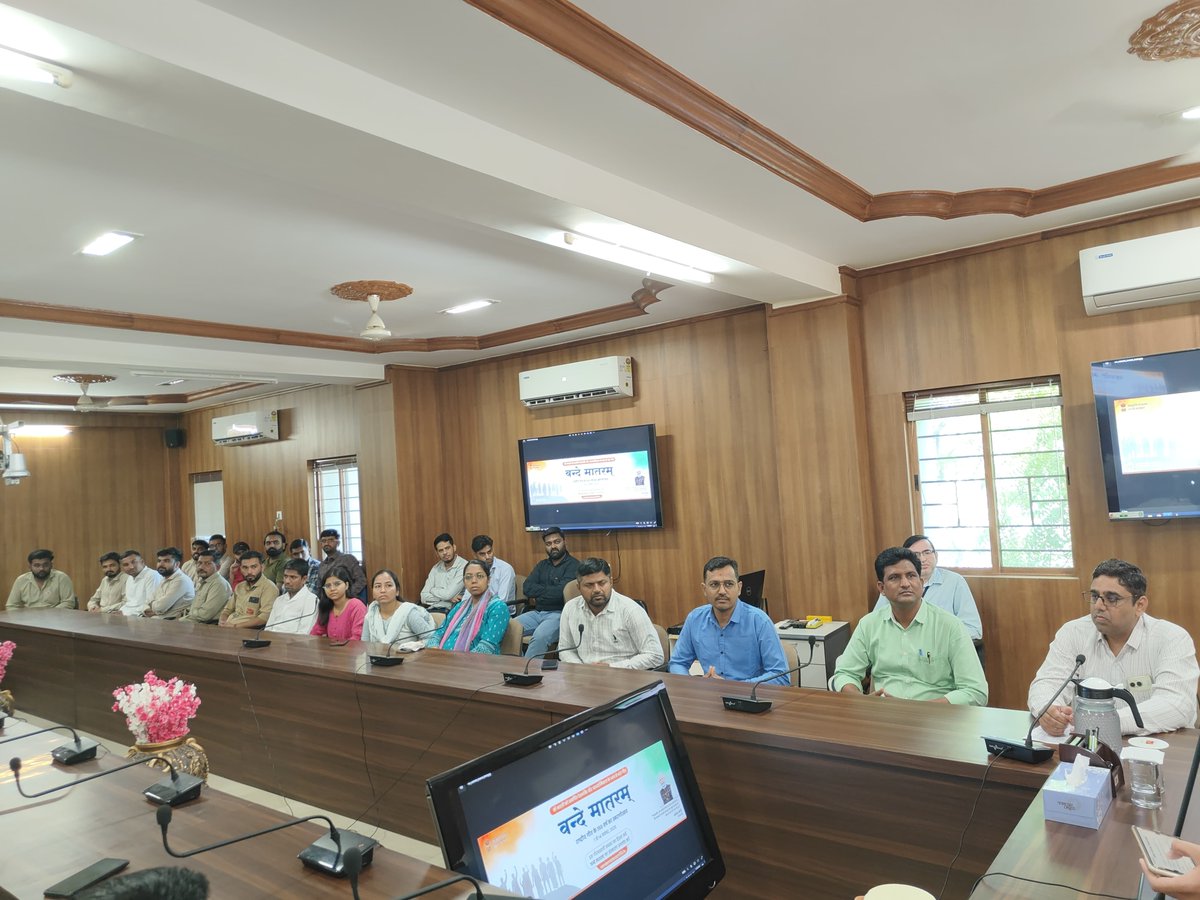 pmg_rajkot's tweet image. 150 Years of Vande Mataram
Today at RO Rajkot, we commemorated 150 years of Vande Mataram—a symbol of India&apos;s unity and freedom struggle. A legacy we continue to honor and pass on to future generations.#VandeMataram #150Years #NationalUnity #rajkotpostalregion #Gujarat #IndiaPost