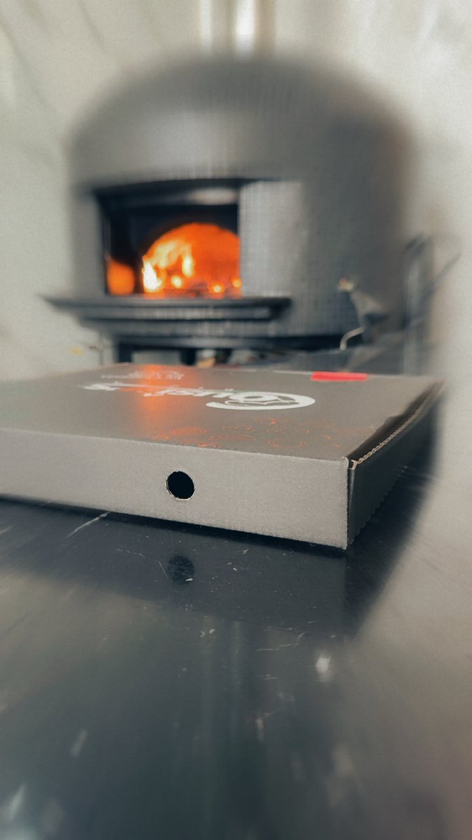 That perfect moment when the pizza box is warm and the oven’s still roaring 🔥 #PizzaNight #WoodFiredPizza