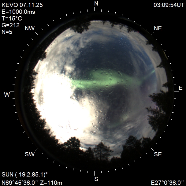 esaspaceweather's tweet image. 😍Not the brightness of the 🌕moon, nor the ☁️clouds can stop the beautiful show that the #auroras display following the recent #SolarActivity

Automatic recognition of auroras from All-Sky Camera from 🇫🇮FMI can be found on @esa #SpaceWeather portal
swe.ssa.esa.int/web/guest/fmi-…

Nov…
