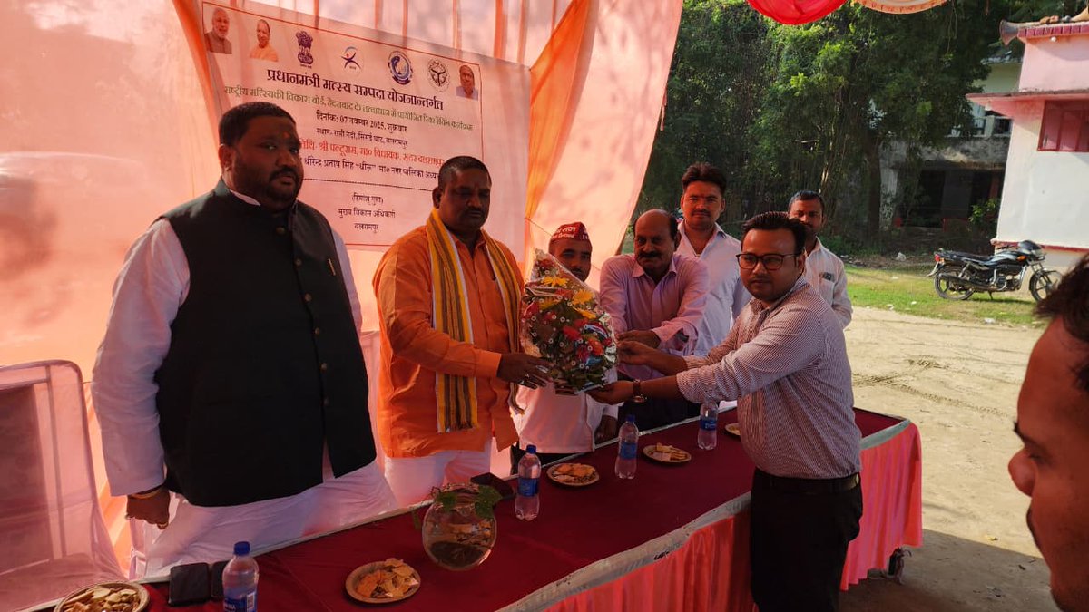 आज माननीय विधायक सदर एवं माननीय चेयरमैन नगरपालिका बलरामपुर की गरिमामयी उपस्थित मे राप्ती नदी बलरामपुर मे 2.00 लाख मत्स्य बीज का संचय किया गया। <a href="/ddfish_ayodhyaa/">Ddfisheries_ayodhya</a> <a href="/FisheriesGoI/">Department of Fisheries, Min of FAH&D</a> <a href="/fisheriesup/">Fisheries Department, Uttar Pradesh</a> <a href="/FDepar2/">Fisheries Department, U.P.</a>