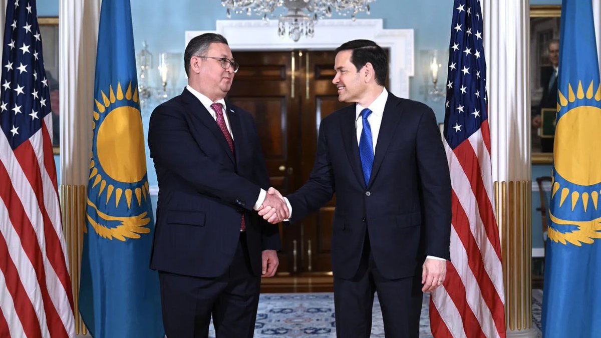 العلاقة الدبلوماسية بين كازاخستان وإسرائيل بدأت عام 1992. من الممكن النظر إلى انضمام 🇰🇿 إلى اتفاقات أبراهام من زوايا استراتيجية

•التوازن مقابل نفوذ 🇮🇷🇷🇺 في آسيا الوسطى 

•توسيع التجارة عبر الخليج والبحر الأحمر والمتوسط وممرات النقل آسيا–أوروبا

•رفع الوزن الدبلوماسي في العالم