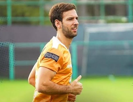 devuuux13's tweet image. Last time that we signed a proper no 6 who could properly pass the ball was 6 years ago. 

Injuries ruined everything. We still miss you, Mario 😮‍💨 #KBFC