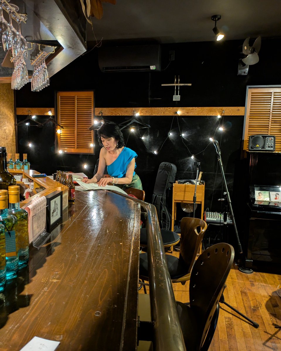 tukiyodetango's tweet image. 冬になる前に少し暖まりませんか🧣
11/8(土)　ジャズライブ
ジャズバー コクリコット
大越康子さん(vo)
加藤泉さん(g)
クレープはお好きですか
千葉　船橋　山口横丁