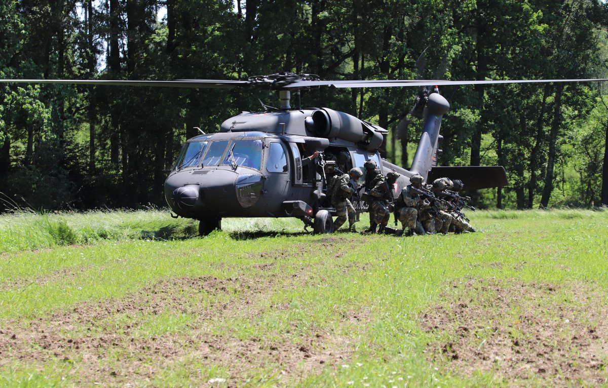Bis zum 14. November üben 500 Soldatinnen und Soldaten in Kärnten. Dabei kommen eine C-130 Hercules Transportmaschine sowie 7 Hubschrauber zum Einsatz. #Bundesheer