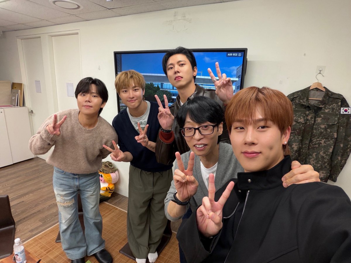 [📷]
251108 핑계고

무즈들 웆모닝 (˶ᵔᵕᵔ˶)♡ᐝ
토요일 아침부터 조잘조잘 수다 떠는 
신입 계원 여니를 볼 수 있다니 이것 참 귀하네요〰️🧡

#WOODZ #우즈
#핑계고