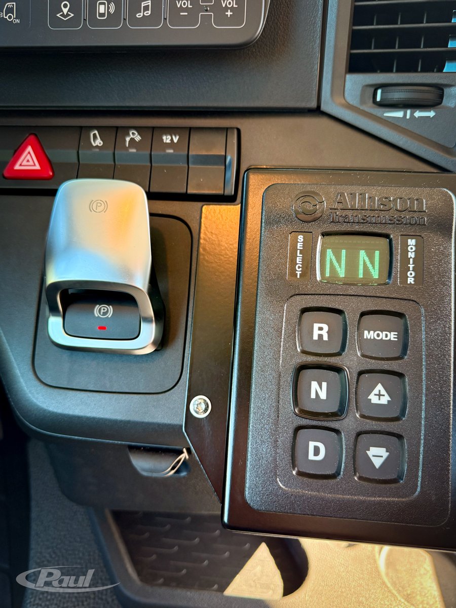 PAULTRUCKcom's tweet photo. +++TRUCKoftheWEEK+++

⚙️ Robust. Effizient. Einsatzbereit. Wir bringen das Allison Transmission 4000er Serie Automatikgetriebe in den Mercedes-Benz Trucks Arocs – prädestiniert für kommunale Anwendungen.

Basisfahrzeug
▪️ Mercedes-Benz Arocs 2543 L 6x2

Paul Truck Modifikationen
▪️Montage Automatikgetriebe Allison 4000er Serie inkl.
Retarder und Drucktastensteuerung im Fahrerhaus
▪️Anpassung des Gelenkwellenstranges
▪️Schäkel vorne und hinten
▪️Versetzung Abgasendrohr nach links inkl. DIN Anschluss
Optional:
▪️Diverse Nebenantriebe am Getriebe
▪️Weitere Baureihen verfügbar

Einsatz
▪️🚒 Feuerwehr z.B. Wechselladerfahrzeuge
▪️🚛 Kommunal z.B. Müllsammelfahrzeuge

#truckoftheweek #paultruck #transformingtrucking #daimlertruck #mercedesbenztruck #arocs #allisontransmission #allison #transmission
____________________________
datasheet: https://t.co/Buuuh2Ze7Q
contact: sales@paul.group