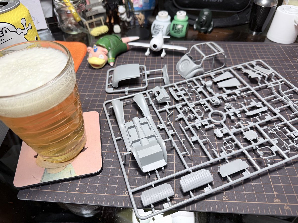 帰ってから🛀🍚に後片付けして洗濯中、残すは🍺と模活🎨完璧な金曜日の夜✨
お疲れ様です、お先です♪
　今宵は1/35 メルセデスを😃