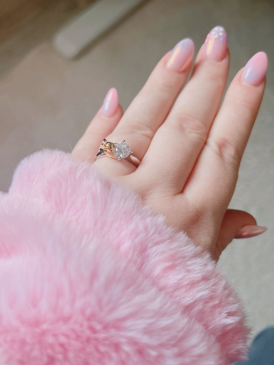 eine andere Überraschung die ich aus Japan mitgebracht habe &amp; schon im Stream geteilt habe

ich bin verlobt 🥹

ich hab keine Ahnung wie man sowas öffentlich ordentlich postet oder teilt. da auch das ein Teil von mir ist,
hier Foto 🫣