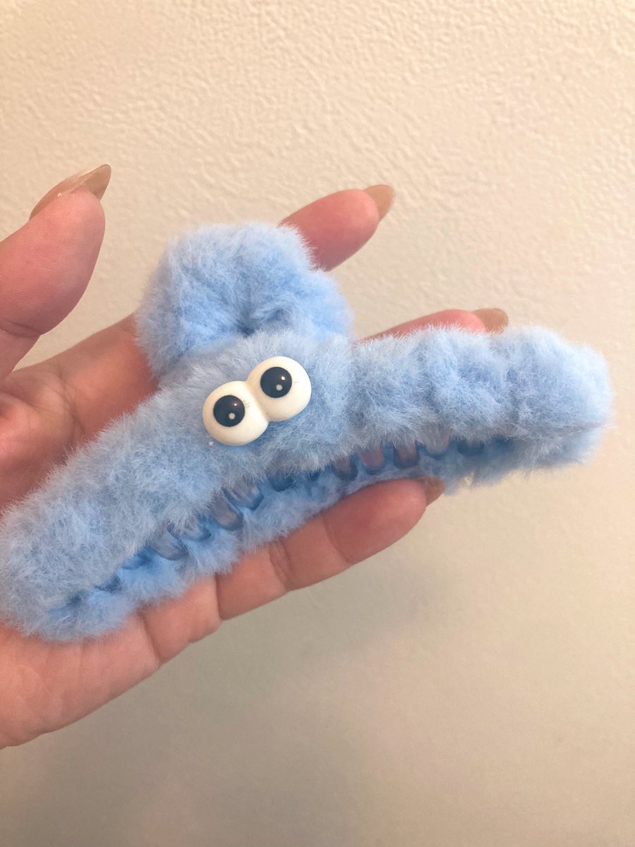 セリアで買ったもふもふヘアクリップ。
髪が短いから、ハーフアップでもちゃんと留まるもふもふは優秀。

あとなんかなんとなく
パペットスンスンみがあってすき…🫶