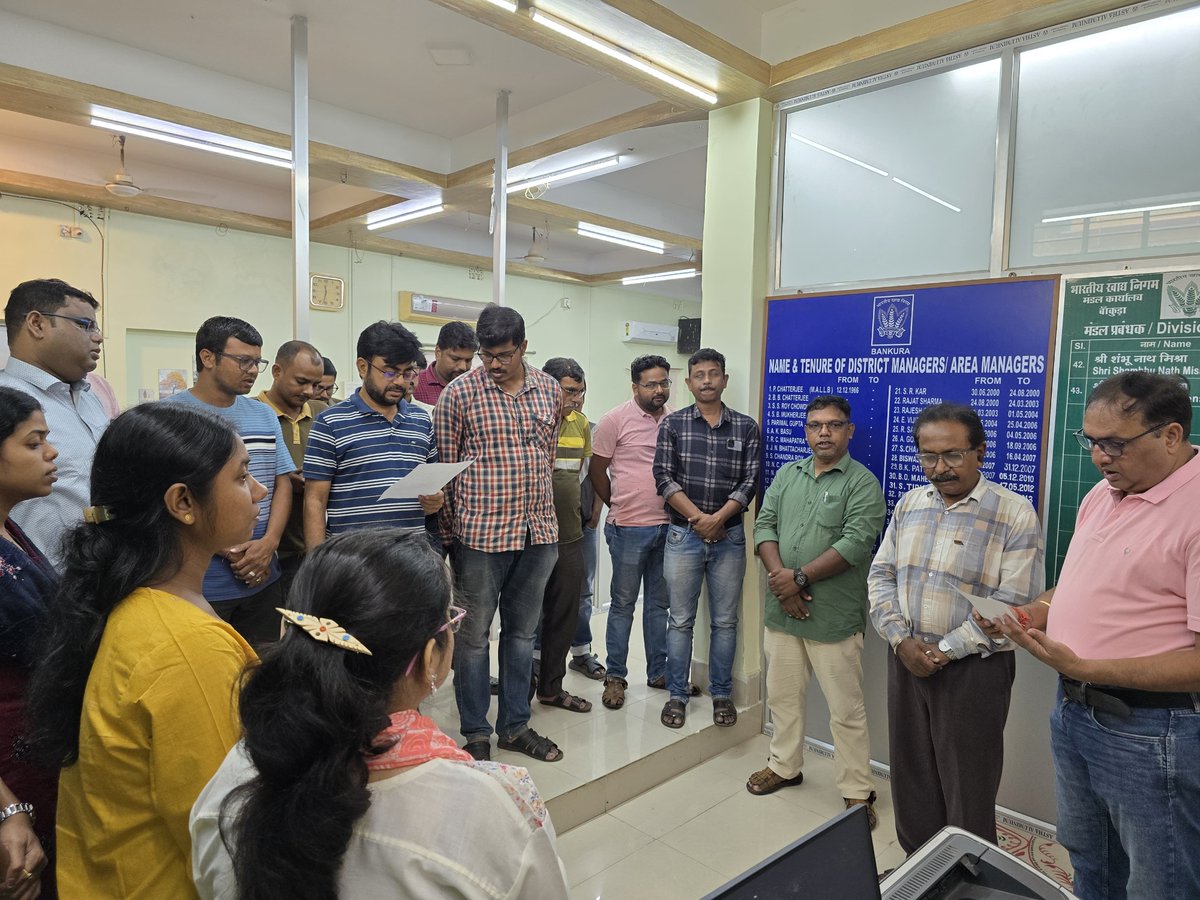 भारतीय खाद्य निगम, मण्डल कार्यालय बांकुड़ा में आज दिनांक 07.11.2025 को राष्ट्रीय गीत “वंदे मातरम्” के 150 वर्ष पूर्ण होने के उपलक्ष्य में सामूहिक गायन किया गया।