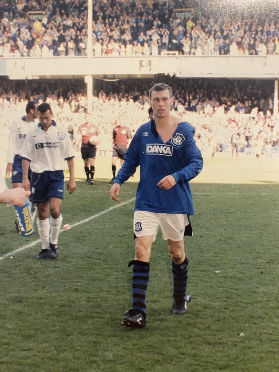 ALANMYERSMEDIA's tweet image. Just before this photograph, John Scales was substituted and on the way off he said to me “he’s a F****** animal”