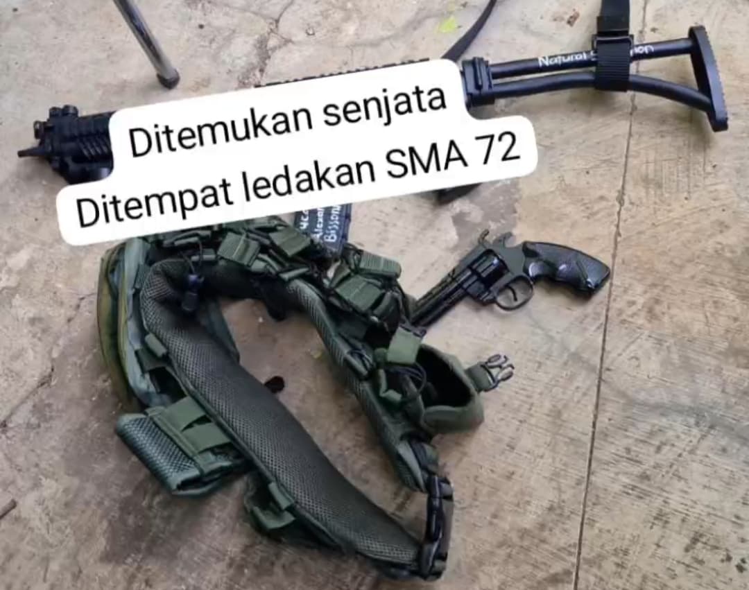Amrizaldy511's tweet image. Innalillahi wainnailaihi Raji'un,
Ledakan yang terjadi di 
SMAN 72 JAKARTA,
tapi yang sangat mengherankan kenapa ada senpi Laras panjang dan pendek,  apa sebenarnya yang terjadi ?