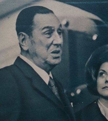 "Cuando te aplauden los de afuera es porque estás jodiendo a los de adentro".

Juan Domingo Perón 🇦🇷