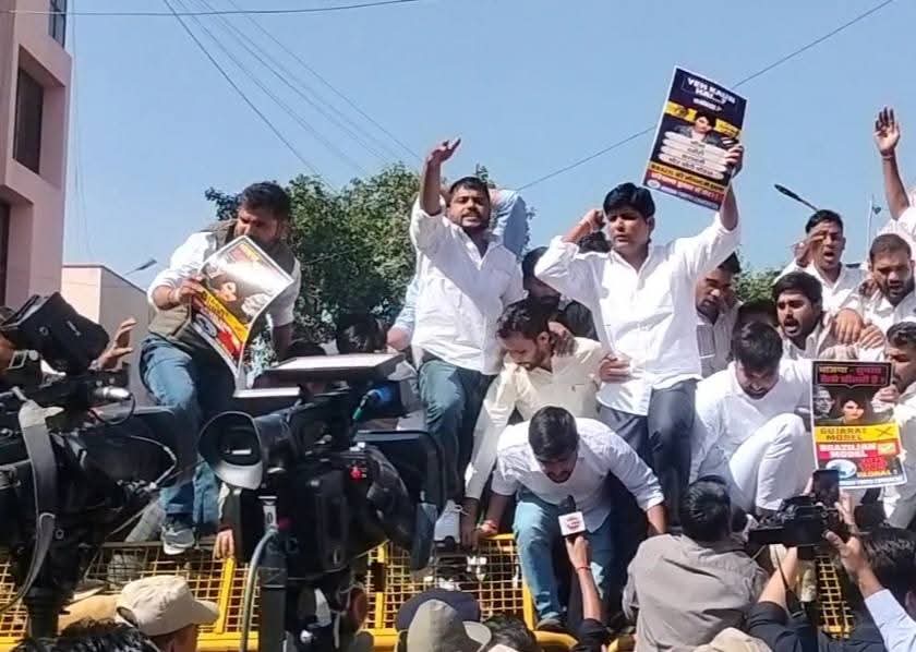 Chandraveer0144's tweet image. BJP–EC की वोट चोरी और चुनाव चोरी के खिलाफ राजस्थान युवा कांग्रेस के हल्ला बोल प्रदर्शन में शामिल हुआ।

चन्द्रवीर सिंह 
प्रदेश सचिव, युवा कांग्रेस राजस्थान 

#HallaBol #votechorgaddichhod #YouthForDemocracy 
 #वोटचोर #वोट_चोर_गद्दी_छोड़