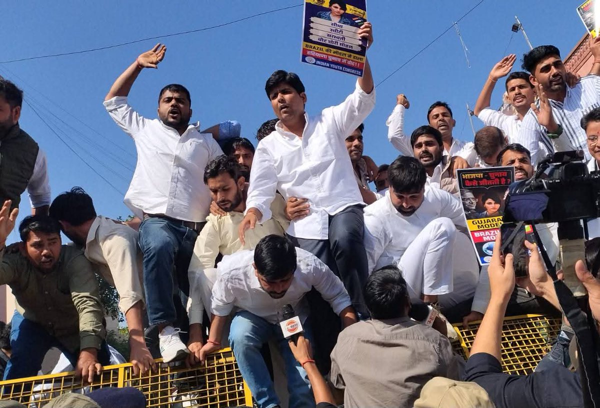 Chandraveer0144's tweet image. BJP–EC की वोट चोरी और चुनाव चोरी के खिलाफ राजस्थान युवा कांग्रेस के हल्ला बोल प्रदर्शन में शामिल हुआ।

चन्द्रवीर सिंह 
प्रदेश सचिव, युवा कांग्रेस राजस्थान 

#HallaBol #votechorgaddichhod #YouthForDemocracy 
 #वोटचोर #वोट_चोर_गद्दी_छोड़