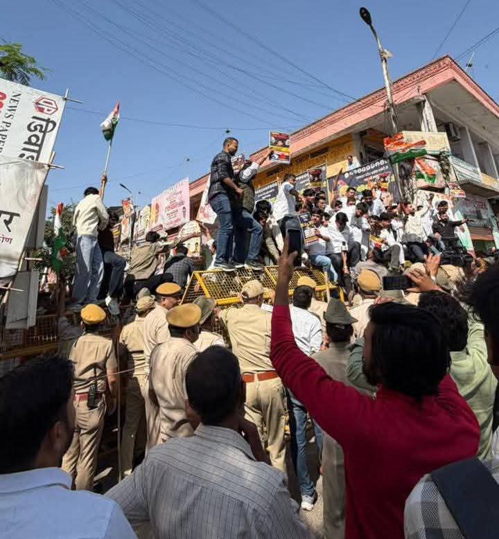 Chandraveer0144's tweet image. BJP–EC की वोट चोरी और चुनाव चोरी के खिलाफ राजस्थान युवा कांग्रेस के हल्ला बोल प्रदर्शन में शामिल हुआ।

चन्द्रवीर सिंह 
प्रदेश सचिव, युवा कांग्रेस राजस्थान 

#HallaBol #votechorgaddichhod #YouthForDemocracy 
 #वोटचोर #वोट_चोर_गद्दी_छोड़