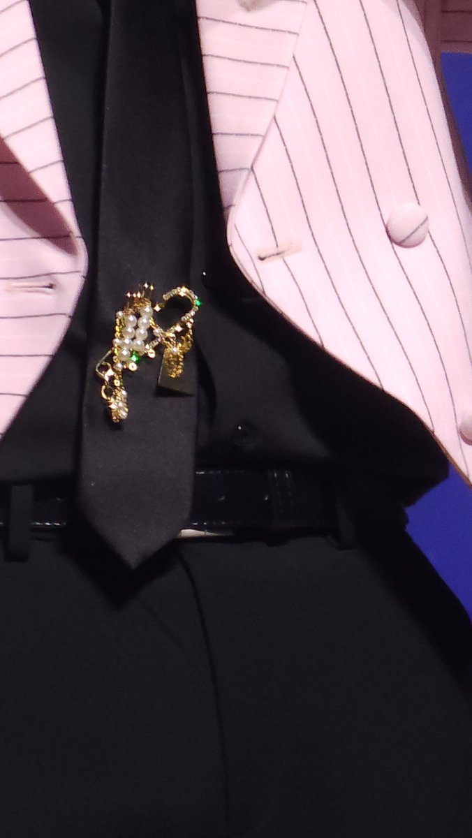 넥타이핀 블링블링해서좋아