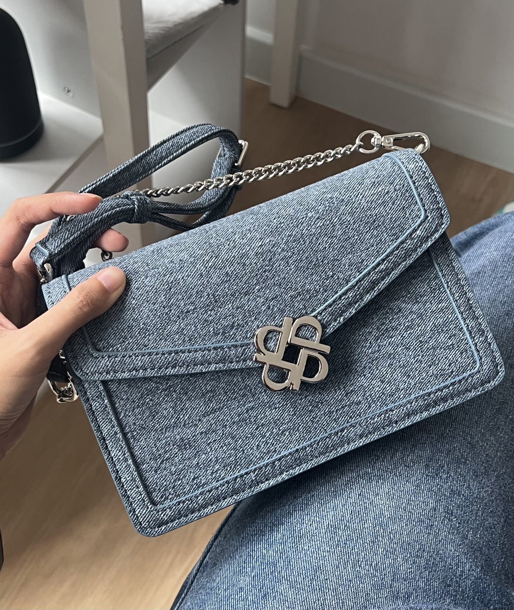 itfeelstory's tweet image. ใบนี้เลย สวยหรูดูแพงมาก less is more แบบใช้ได้ทุกวัน สีเดนิมคือสวย timeless จะแมชน่ารักๆ หรือจะแมชเท่ๆ ก็สวย perota แบรนด์ไทยที่คุณภาพถึง หนังดี อะไหล่ก็แข็งแรง ใช้ได้หลายปีเลย