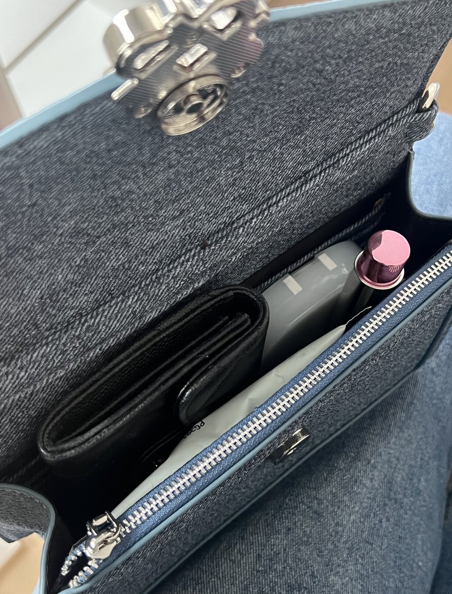 itfeelstory's tweet image. ใบนี้เลย สวยหรูดูแพงมาก less is more แบบใช้ได้ทุกวัน สีเดนิมคือสวย timeless จะแมชน่ารักๆ หรือจะแมชเท่ๆ ก็สวย perota แบรนด์ไทยที่คุณภาพถึง หนังดี อะไหล่ก็แข็งแรง ใช้ได้หลายปีเลย