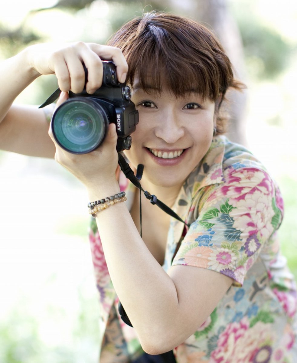 yanobeya's tweet image. 11/10（月）の部屋ゲスは
地球の広報・旅人・エッセイスト #たかのてるこ さん！
ロングセラー『生きるって、なに？』シリーズの著者が #やの部屋 初登場！

爆笑トークショー in 愛媛🎤
🗓️11.15（土）桃かふぇ（砥部町）
🗓️11.16（日）セレクトショップ385（四国中央市）

#やのひろみ
#南海放送