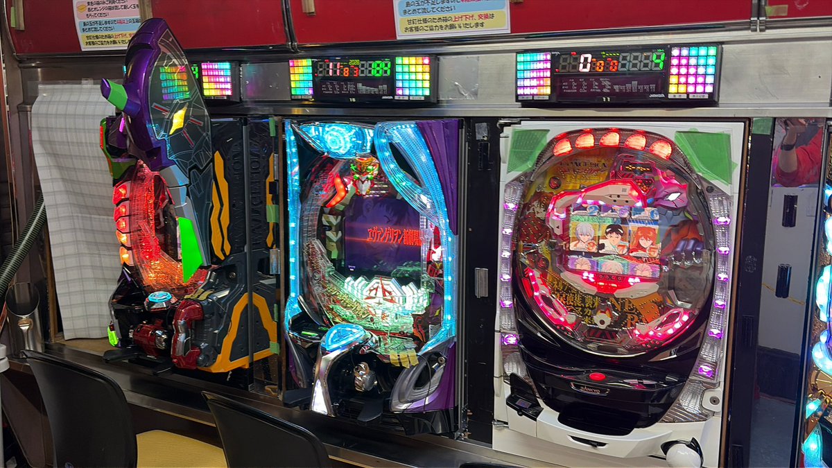 初代エヴァ 初代スマパチエヴァ 稼働貢献200週エヴァ 三台並べてみまし 