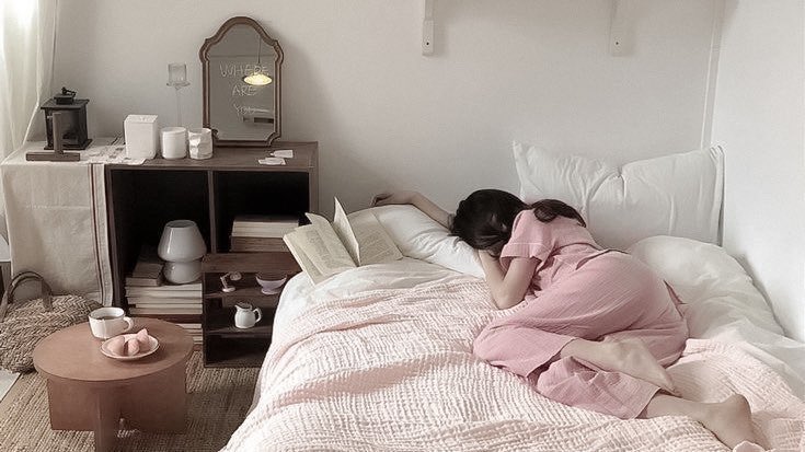 glirttery's tweet image. me in my room 24/7