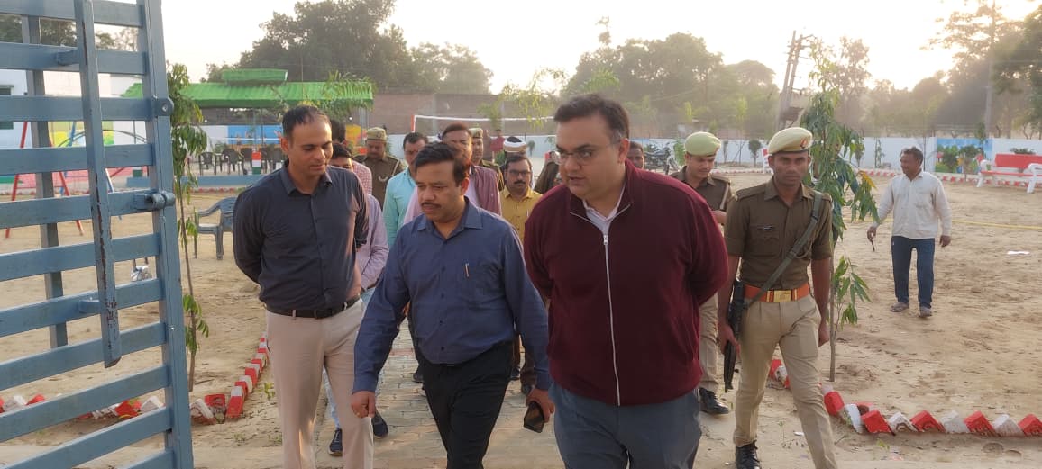 जिलाधिकारी अक्षय त्रिपाठी ने जनपद के ग्राम पंचायत बंजरियां में विकसित किये गये खेल मैदान व पार्क का किया निरीक्षण। मैदान व पार्क को जन उपयोग में लाये जाने तथा जनपद के अन्य स्थानों पर भी खेल मैदान व पार्क विकसित करने के सम्बन्धित अधिकारियों को दिये गये निर्देश। <a href="/CMOfficeUP/">CM Office, GoUP</a>