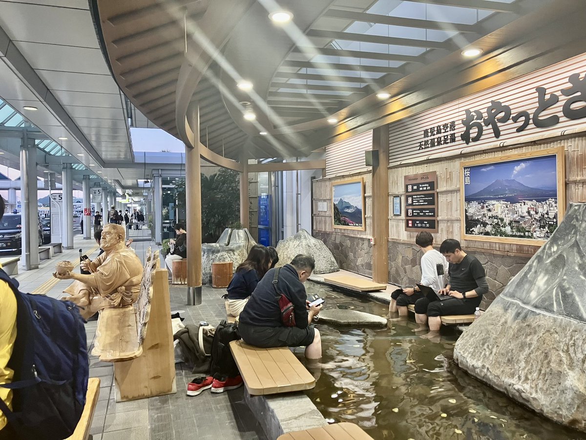 fukushi_uragi's tweet photo. 児童養護施設の打ち合わせで鹿児島へ。
事業主との打ち合わせ、敷地確認、市役所での事前相談等を行いました。鹿児島空港には車椅子で入れる足湯があります。
#日比野設計　#福祉施設研究所　#hibinosekkei #fukushiken #鹿児島　#児童養護施設　#打ち合わせ　#敷地確認　#開発設計 https://t.co/qYOJm9GvbC