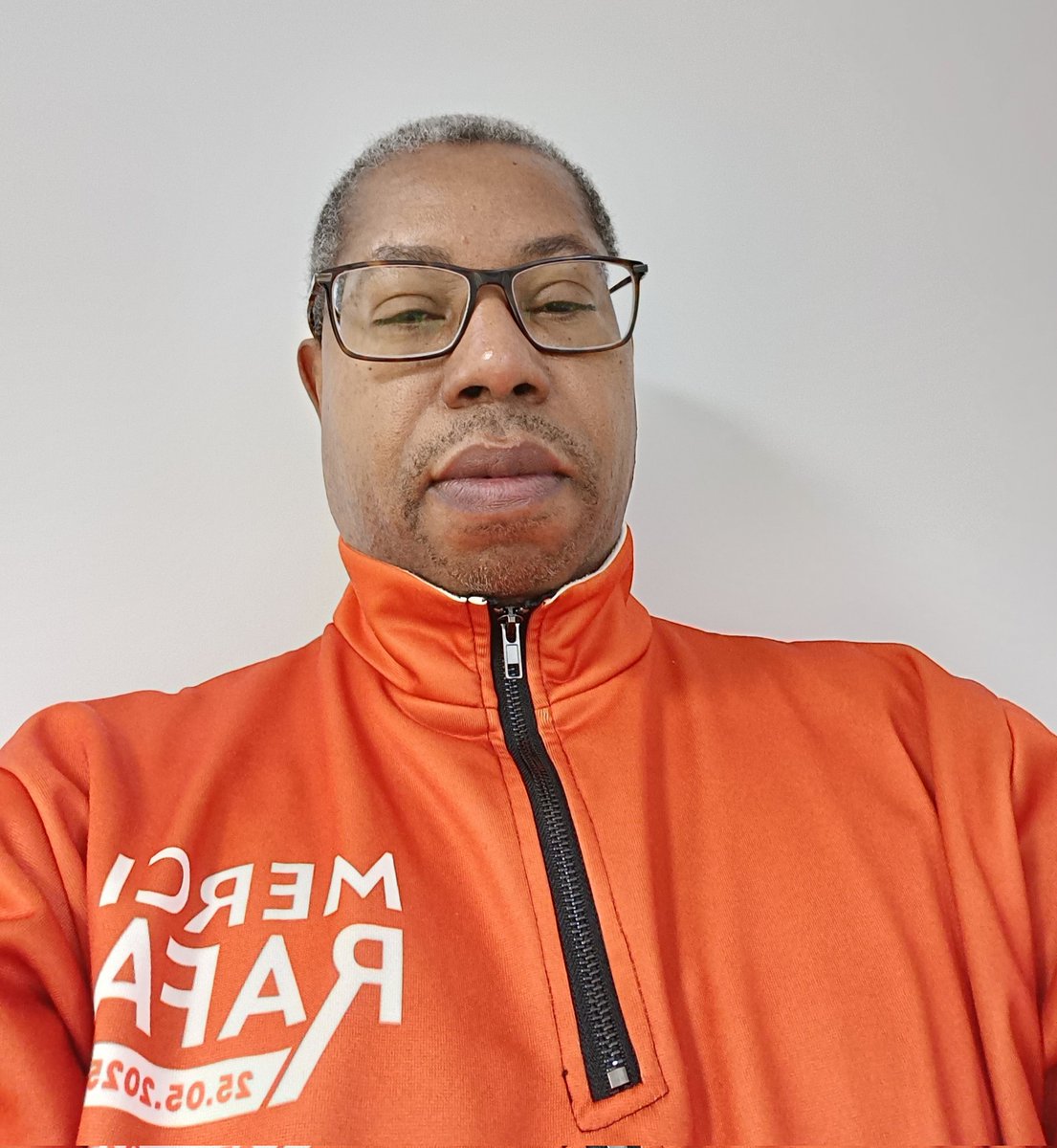 Bonjour à toutes et à tous, bon début de week-end ! 
PAF : Paix Amour Fraternité 
PLAF : Peace Love And Fraternity