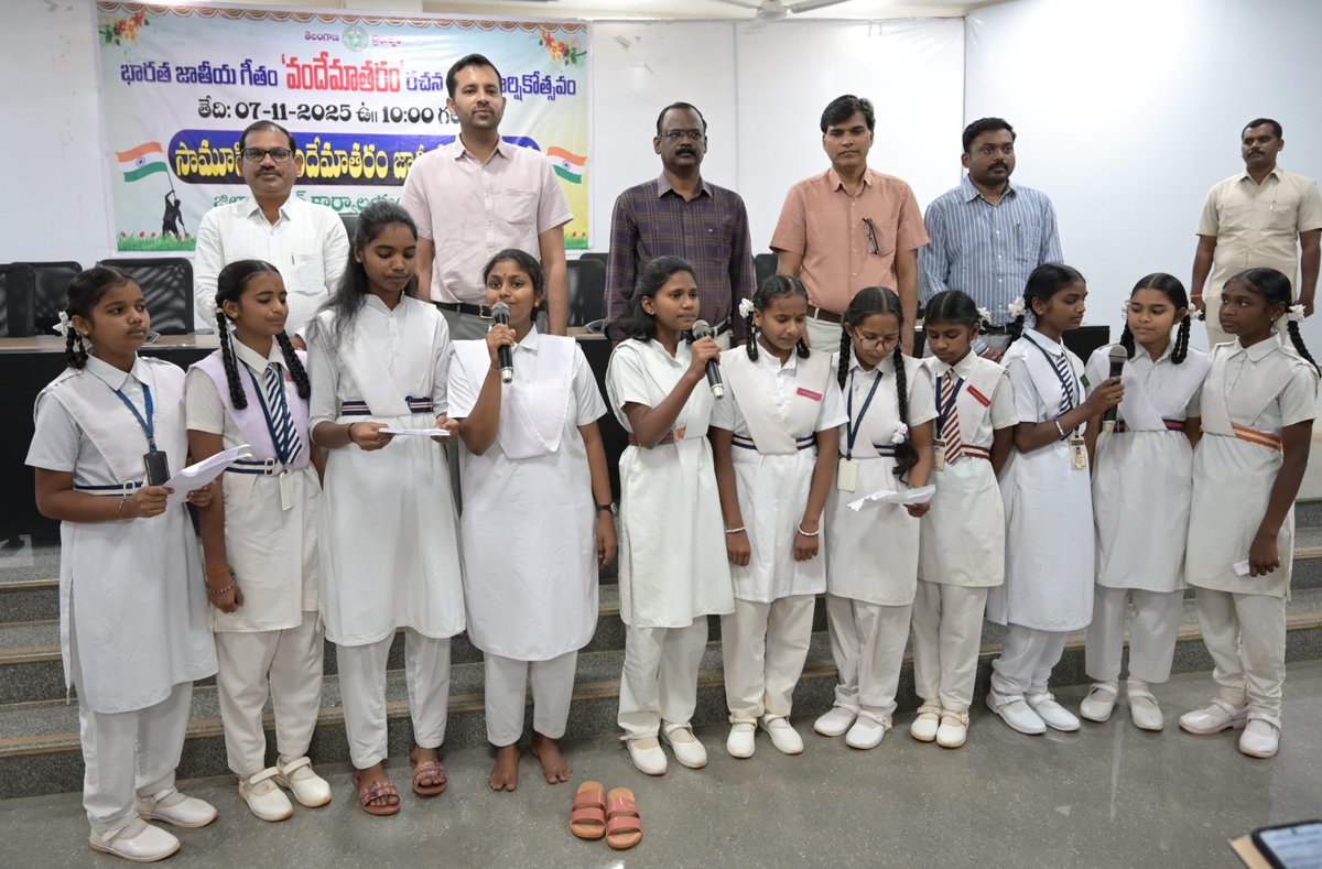 airnews_hyd's tweet image. #Vikarabad : వందేమాతరం గీతం 150 సంవత్సరాలు పూర్తి చేసుకున్న సందర్బంగా జిల్లా కలెక్టరేట్ లో @coll_vkb  ప్రతీక్ జైన్ ఆధ్వర్యంలో వివిధ శాఖల జిల్లా అధికారులు, ఉద్యోగులు, పాఠశాల విద్యార్థులతో కలిసి సామూహిక వందేమాతరం గీతాలాపన చేశారు.
#VandeMataram150 | #VandeMataramAt150