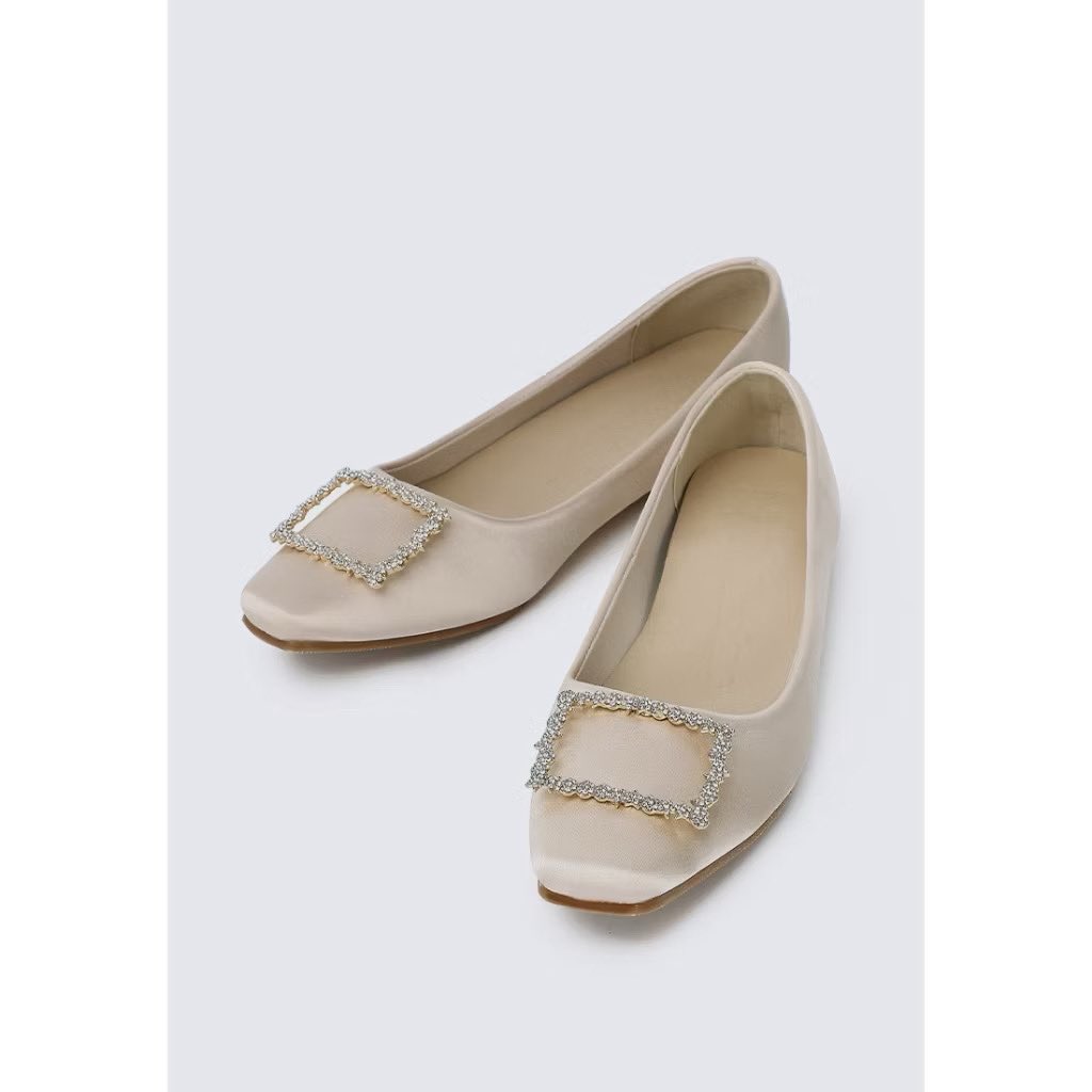 syrhmzlann_'s tweet photo. If you suka pakai flats, their flats are so so good! Ni I beli tahun lepas, hari-hari jalan banyak pun tak sakit kaki sebab cushion dia tebal🤌🏻✨

ALL BELOW RM100❤️‍🔥
- https://t.co/Z1HMX8alne
- https://t.co/X7kSxYusjU
- https://t.co/n3qb1OIPEq
- https://t.co/ucGfwF5nlE https://t.co/YskG4k4a7e