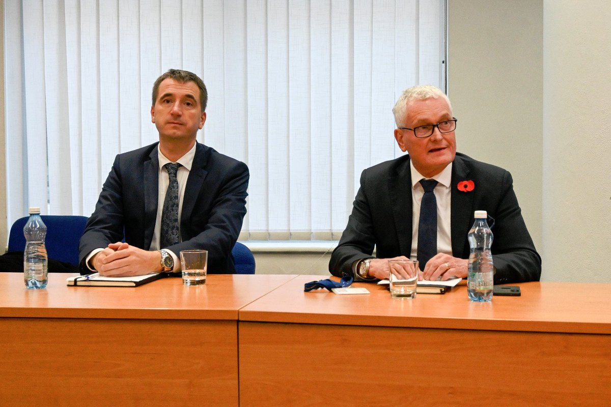 Pan ministr Lukáš Vlček dnes navštívil <a href="/ctu_cz/">ČTÚ</a>. Zúčastnil se jednání PS 5G Koridory. Ocenil spolupráci ČTÚ a MPO se sektorem v zlepšování mobilního signálu. Poté jsme zhodnotili společné projekty, které jsme za jeho působení uskutečnili. Děkuji za podporu i spolupráci.👍