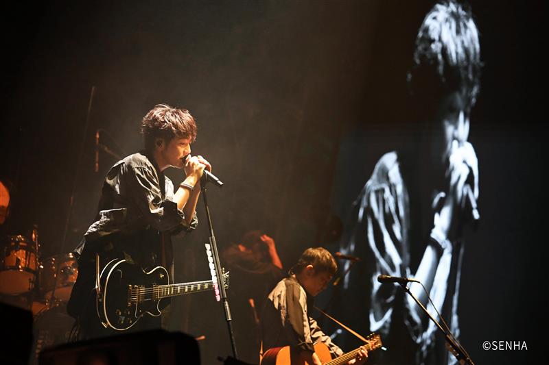 ゆずの北川悠仁さんから「ゆずの輪 Presents YUZU LIVE 2025 GET BACK トビラ supported by ITOCHU」のライブ写真が到着！

使用モデルは
『1960 Hummingbird Heritage Cherry Sunburst Light Aged』
ow.ly/r8lz50XmeWU

『Les Paul Custom 70s Ebony』
ow.ly/Mcha50XmeWW