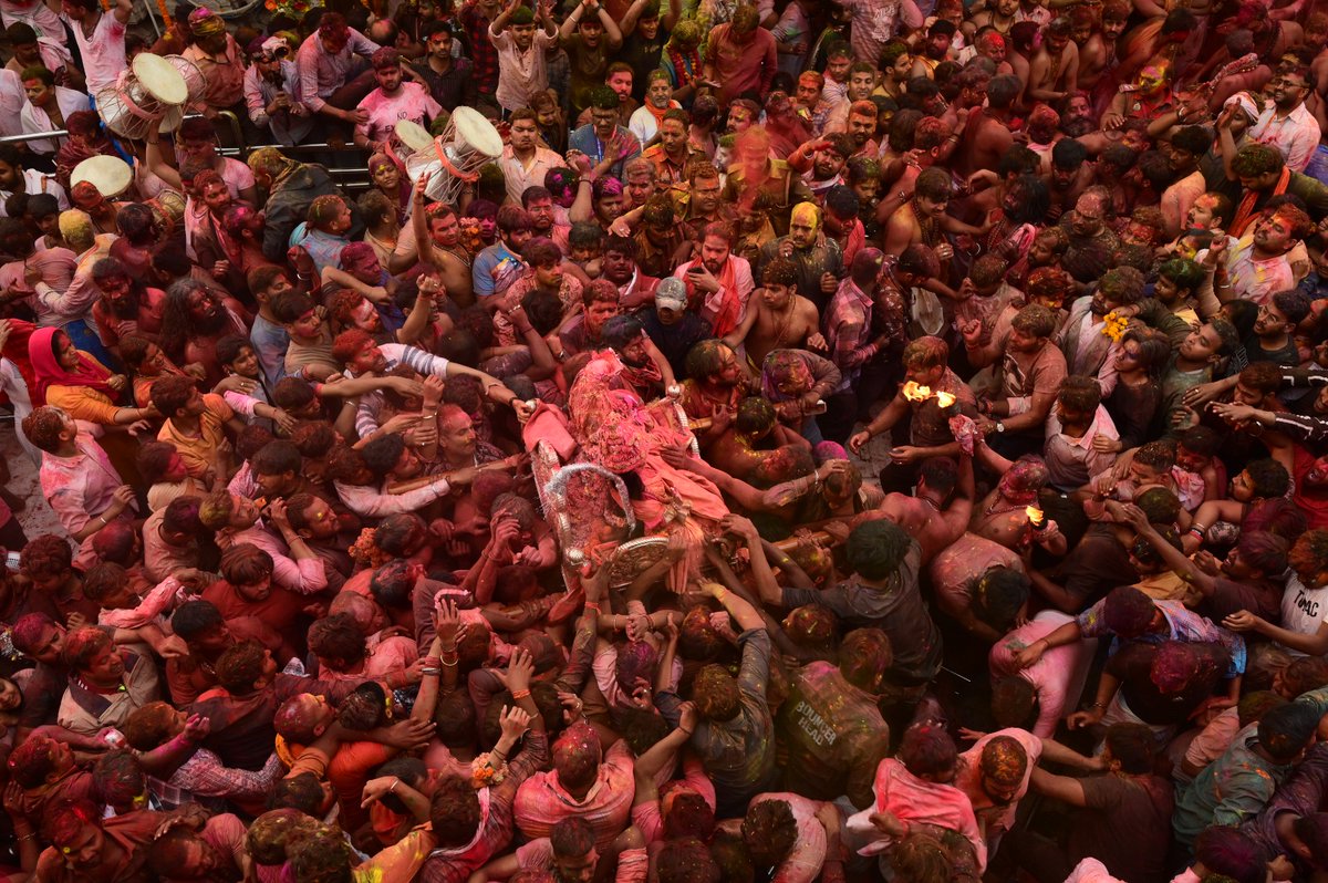 महाशिवपुराण, विद्येश्वरसंहिता, श्लोक सं० 21/22 से उद्धृत :–
जङ्गमं लिङ्गमित्याहुः कृमिकीटादिकं तथा। 
स्थावरस्य च शुश्रूषा जङ्गमस्य च तर्पणम् ॥ 21
तत्तत्सुखानुरागेण  शिवपूजां  विदुर्बुधाः ।
पीठमम्बामयं सर्वं शिवलिङ्गं च चिन्मयम् ॥ 22
स्थावर और जंगम के भेद से लिंग भी दो प्रकार का