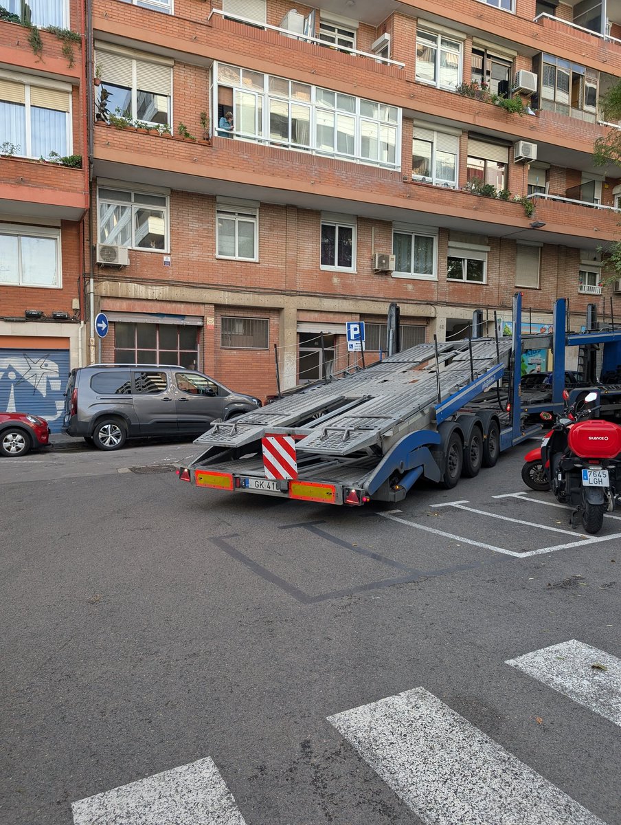 david_almecija's tweet photo. @GUBBarcelona ara mateix al Carrer Joan Torras a Sant Andreu. Podeu venir? https://t.co/glJBbTF3dl