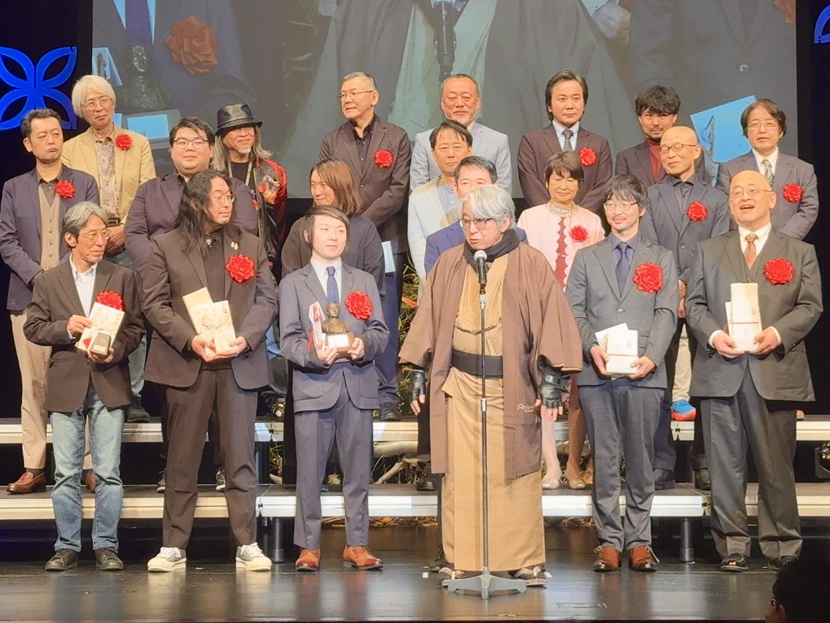 そして、ご自身がデザインしたトロフィーがスティーブン・キングの家に飾られることが嬉しい！というトークで会場を沸かせた京極夏彦さん。
本格ミステリ大賞に続き、二銭銅貨賞（日本推理作家協会賞翻訳部門愛称）のトロフィーも京極夏彦さんのデザインです。
セットで欲しい！（激高ハードル）（い）