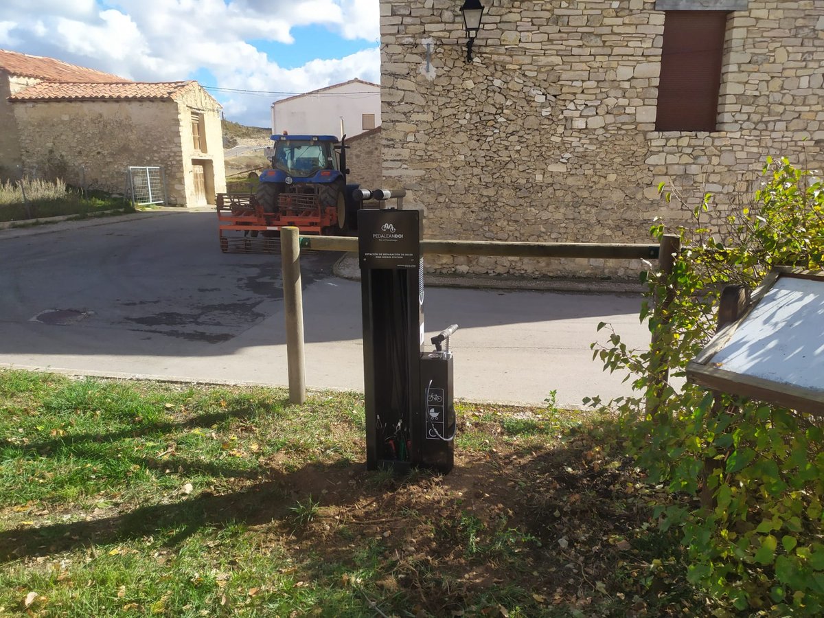 Com_Maestrazgo's tweet image. 🚴‍♂️ El Maestrazgo pedalea hacia el turismo sostenible 🌿
La Comarca del Maestrazgo instala seis estaciones de reparación de bicicletas en Allepuz, Bordón, Cantavieja, Cuevas de Cañart, Fortanete y Villarluengo

Pronto, nuevas acciones bajo la marca Pedaleando por el Maestrazgo 🚵‍♀️