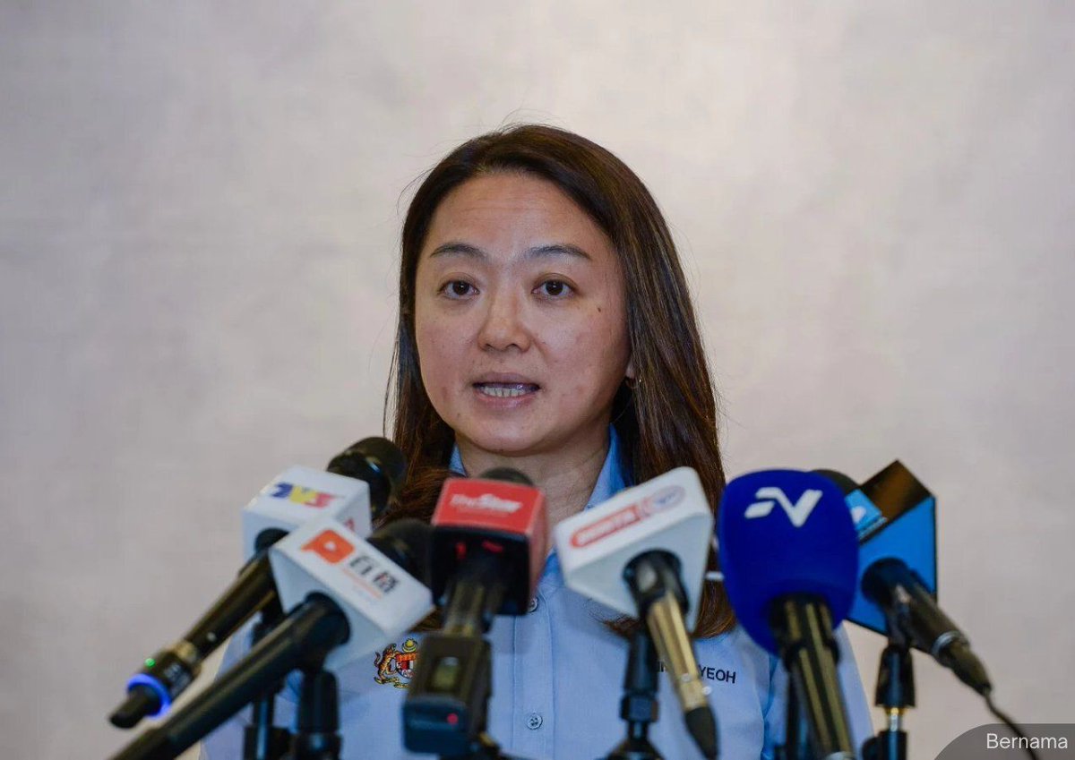 NewsBFM's tweet photo. Children under 15 are now banned from joining full-contact combat sports like Muay Thai, boxing, kickboxing, and MMA unless the event is officially sanctioned or uses full protective gear.

The move follows backlash over Warzone World Championship, where kids were seen fighting.

"Empat sukan ini full body contact dan dalam acara ini mereka dibernarkan melawan sehingga KO dan KO ni bermaksud ada risiko kecederaan dan risiko kematian yang tinggi kalau penganjur tidak berpengalaman," Youth and Sports Minister Hannah Yeoh said.

🧵1