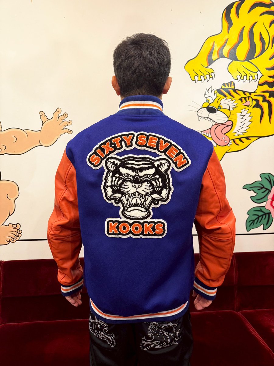 mobstyles_staff's tweet image. 【NEWS!!】
MOBSTYLES × 67 KOOKS STADIUM JACKET 先行公開！

鮮烈なブルー×オレンジの2トーンで登場！
MOBSTYLESと67 KOOKSの世界観が融合！
今期の主役アウターにぜひ！

🏁 発売日：11月21日(金) 予定
💴 ¥52,800 (TAX IN)
📍 &amp;amp;MOSH店舗・WEB STORE 同時発売予定

#mobstyles #67kooks