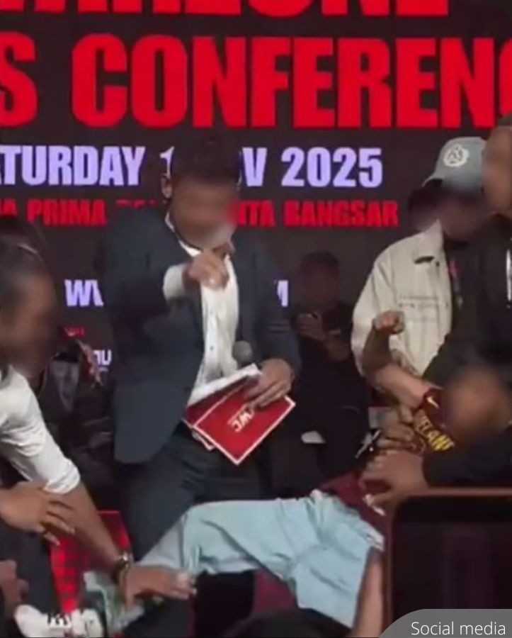 NewsBFM's tweet photo. Children under 15 are now banned from joining full-contact combat sports like Muay Thai, boxing, kickboxing, and MMA unless the event is officially sanctioned or uses full protective gear.

The move follows backlash over Warzone World Championship, where kids were seen fighting.

"Empat sukan ini full body contact dan dalam acara ini mereka dibernarkan melawan sehingga KO dan KO ni bermaksud ada risiko kecederaan dan risiko kematian yang tinggi kalau penganjur tidak berpengalaman," Youth and Sports Minister Hannah Yeoh said.

🧵1