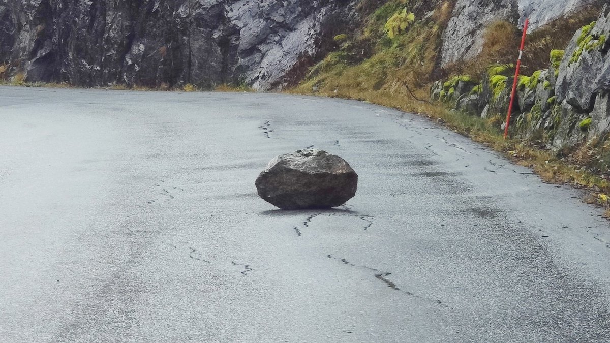 Kjørte til Hellandsbygd.
Kom tilbake 5 minutter senere et sted jeg hadde passert, og da lå en 100-150 kg stein der jeg nettopp hadde passert.
#vestlandet #hverdagsliv