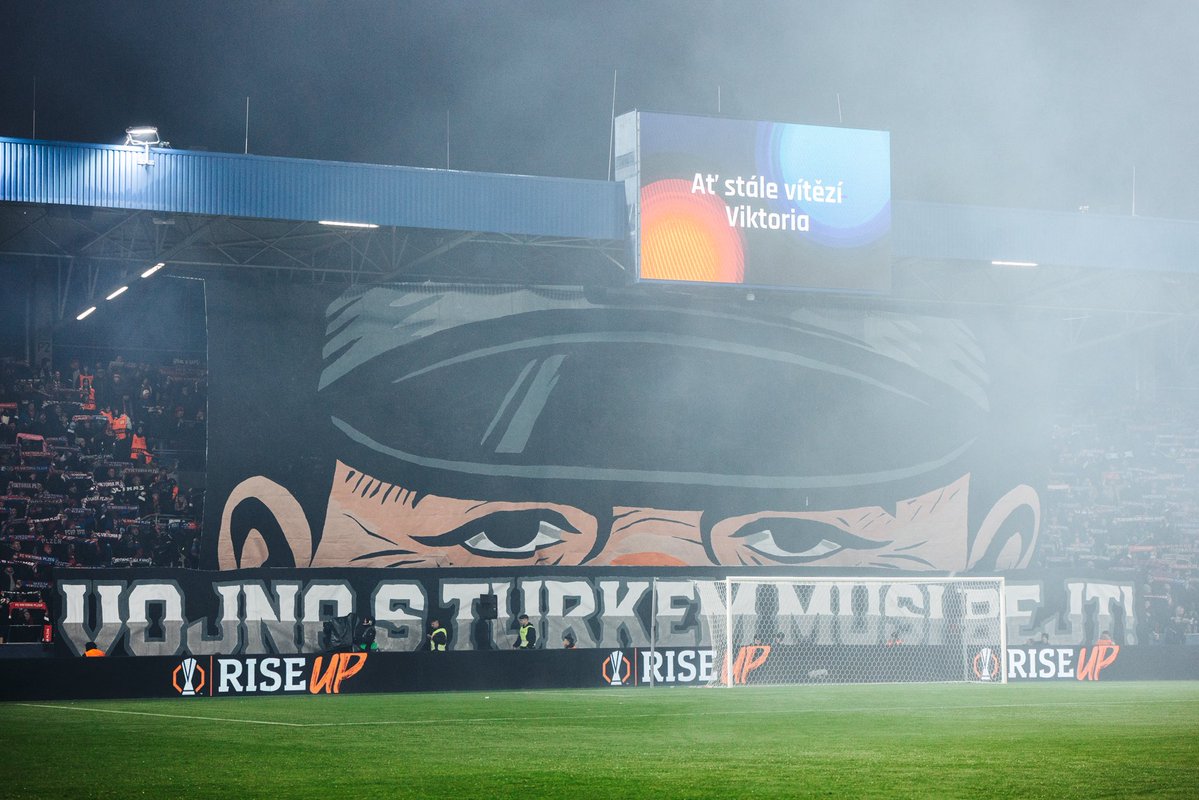 UN TIFO QUI FAIT POLÉMIQUE ! 🗯️

Le Sektor P a déployé, hier, un tifo représentant le bon soldat Švejk souligné de la phrase "il faut une guerre contre les Turcs".

Švejk est un soldat idiot qui représente l'absurdité de la guerre. 

Les Turcs y voient du racisme. Et vous ?