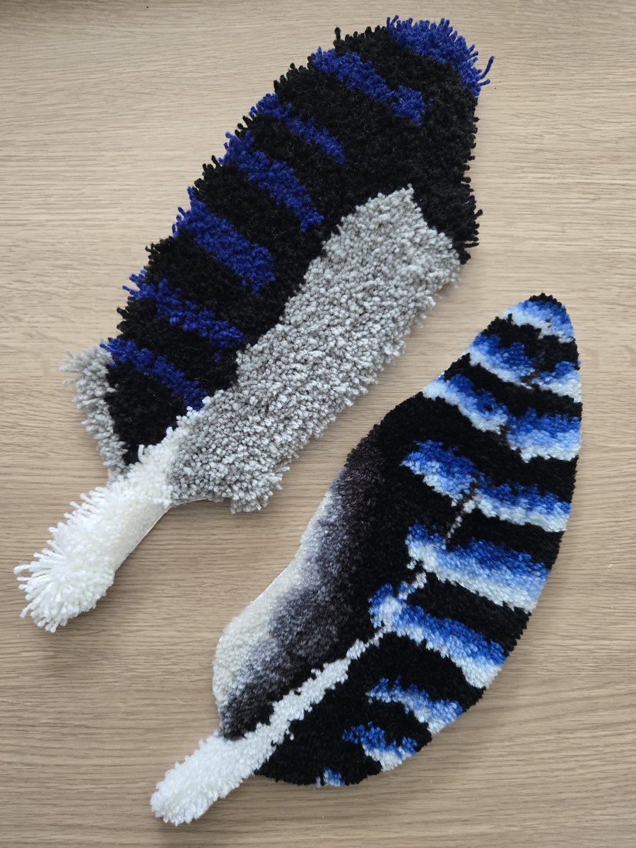 カケスの羽のミニラグを作ったんだけど、「そういえばタフティング始めたての頃にも作った気がする…」と探してみたら、仕上げもしてなかったけど残してあった。使ってる毛糸が違うのもあるけど、さすがに成長してる🕊