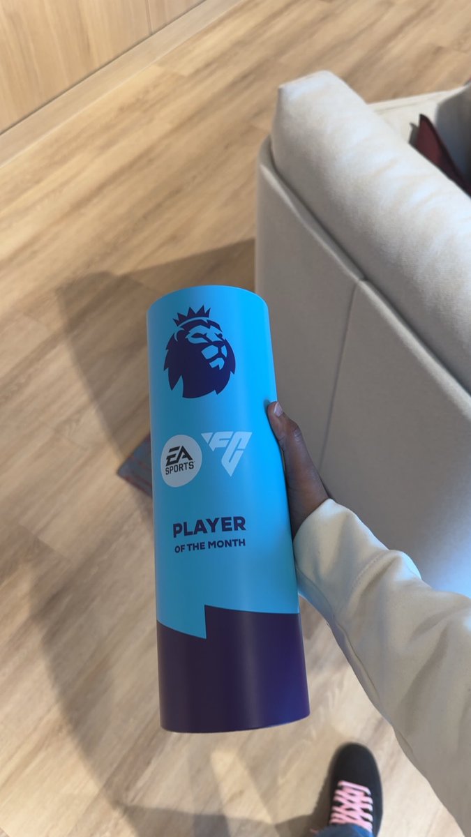 Presented Bryan Mbeumo with his PL POTM award, not a bad week 😎
