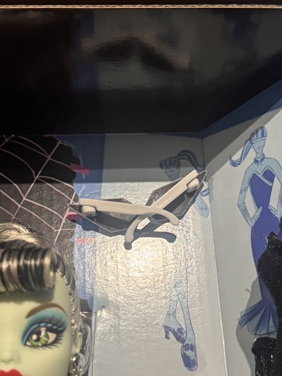 SweeetScreams's tweet image. the glasses have hinges, and they have g2 pegs yupp