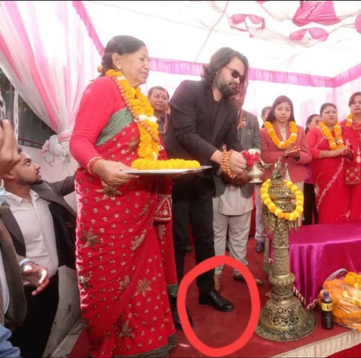 vine2090's tweet photo. छालाको बूट लगाएर चाही धार्मिक कृत्यमा सहभागीता  शोभनीय मानीदैन https://t.co/s4xOQI3KAj