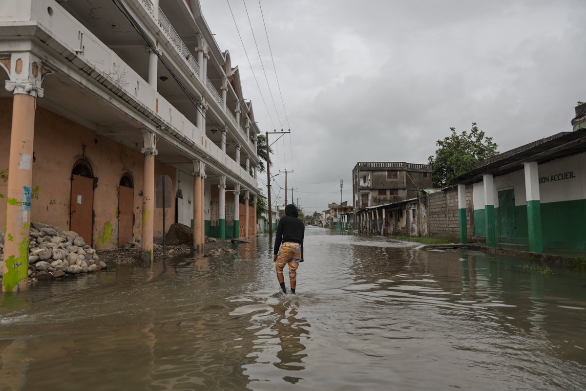 UNICEFSocPolicy's tweet photo. In Haiti, @UNICEFHaiti provided swift emergency cash assistance to nearly 7,500 households affected by #HurricaneMelissa, helping families meet essential needs, cover basic expenses, and begin recovering from the storm. https://t.co/EZftbuedqF