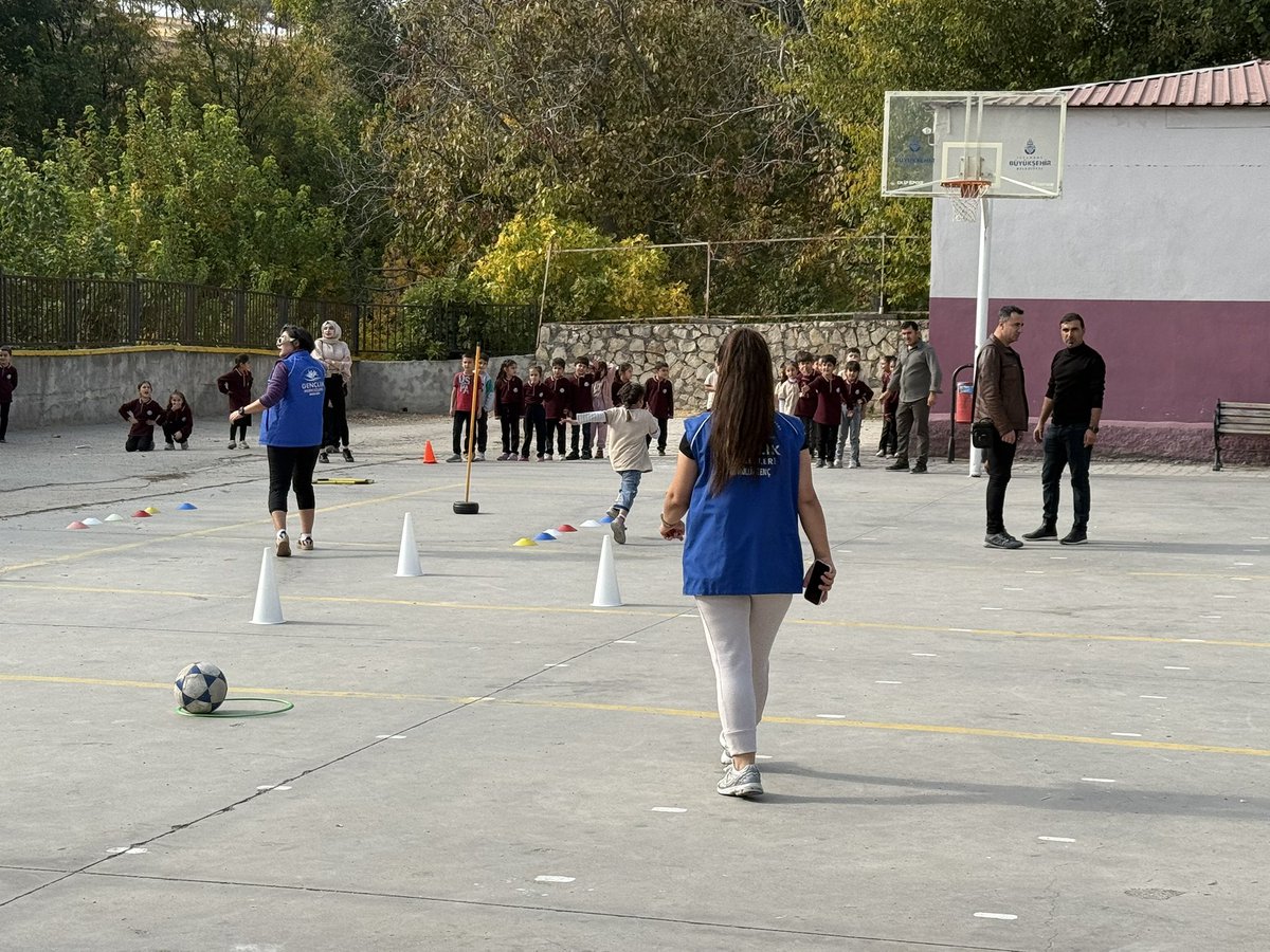 “ Her Yerde, Her Zaman Spor” 💪🏅⚽️🤾🤼🏃‍➡️🏃‍♀️
#SporaİlkAdım projesi kapsamında olullardaki çalışmalarımız hız kesmeden devam ediyor.
#MerkezimdeSenVarsın
#MerkezimHerYerde
