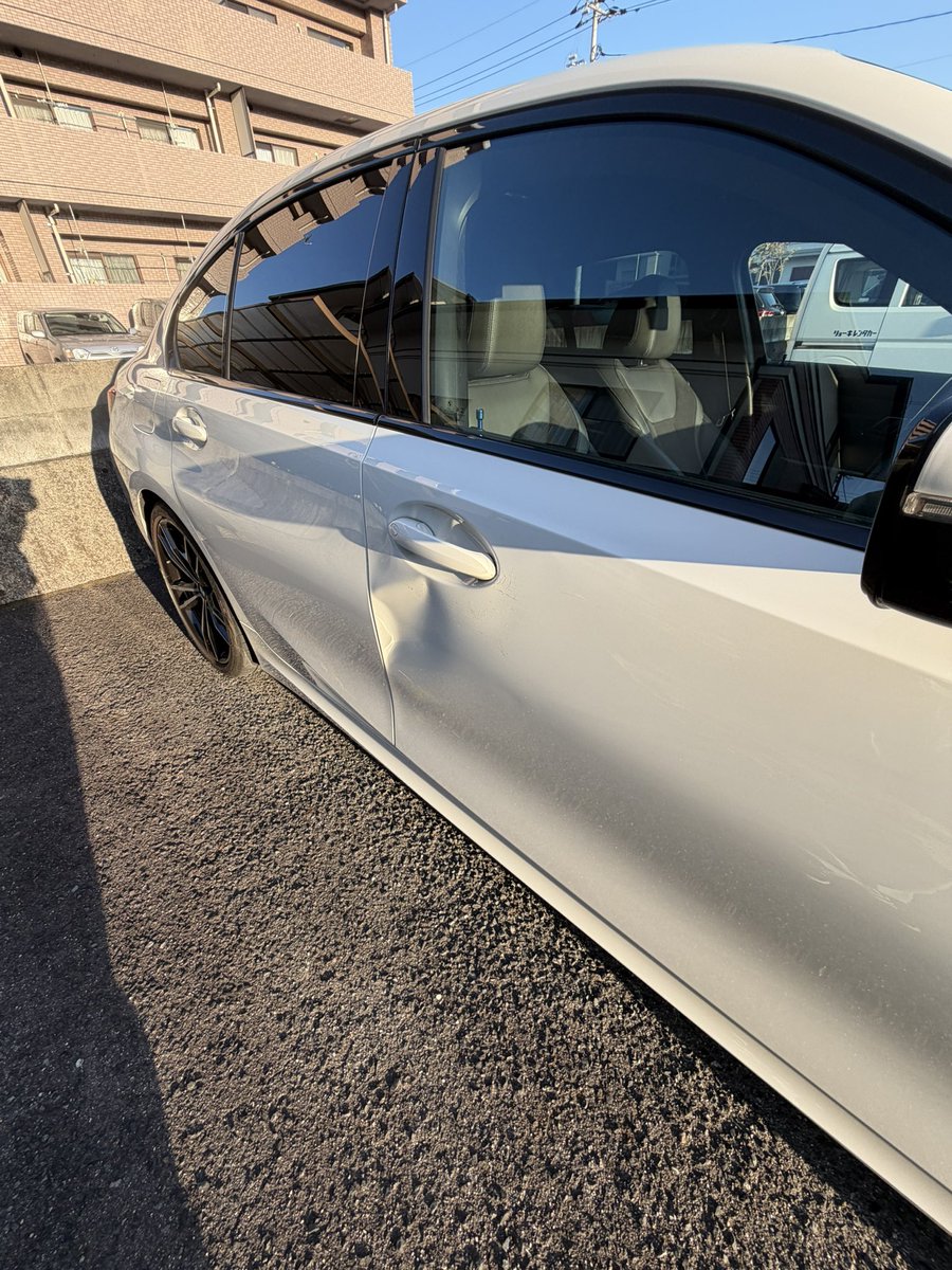 forcubic's tweet photo. 今朝走行中に道路を横切って来た鹿が見事に車の側面に・・・😭
明日から入院します。
皆さんも気を付けて運転しましょう！ https://t.co/MvmnMC3n2E